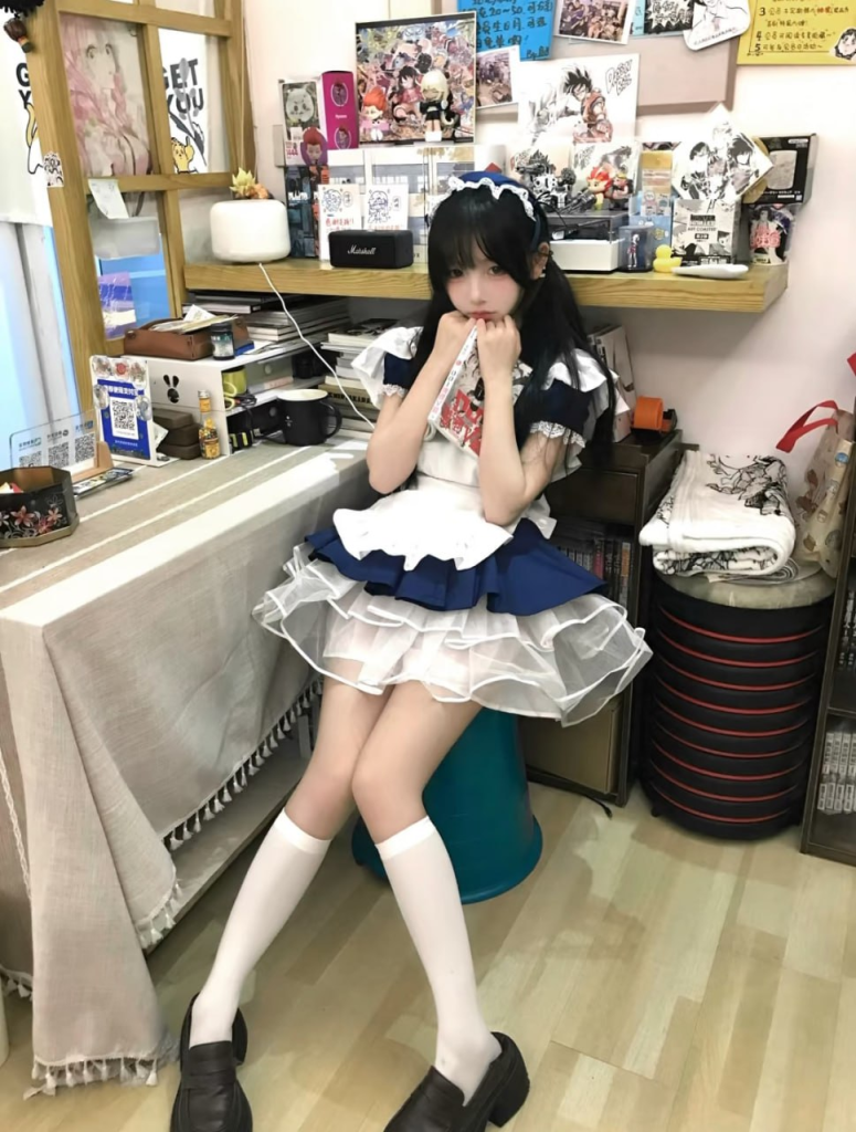 長い髪はとても清らかで、ベッドでのうめき声だけでイッちゃうんだよ とても柔らかくて気持ちいいよ 蝶のようにね 突き出したお尻が超エロくてたまらないよ