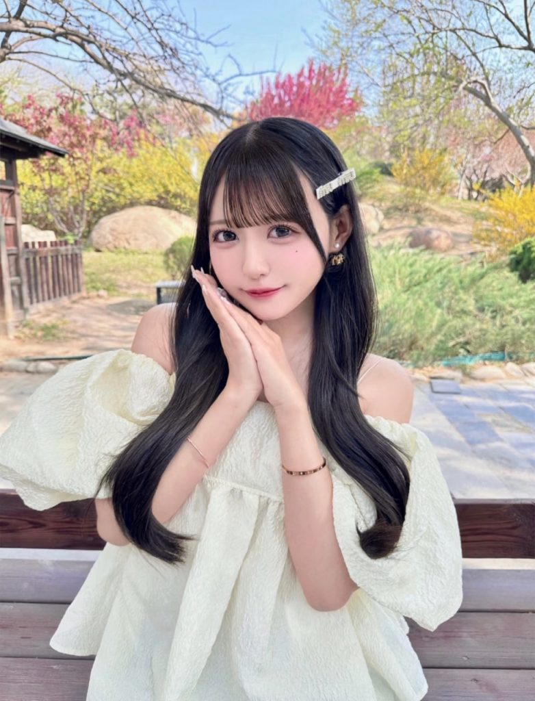 ゴージャスな美女が襲来。大胆に隠微な曲線を露わに。張りがあって形の良い巨乳。仕事が順調の秘訣は、最高の口技。