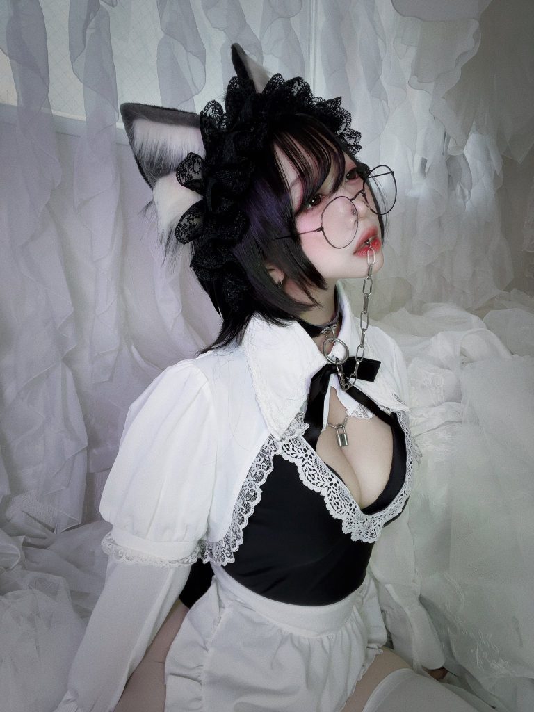 小妖精が1人います。とても人をからかうのが上手で、セクシーなコスチュームを着てあなたを誘惑します