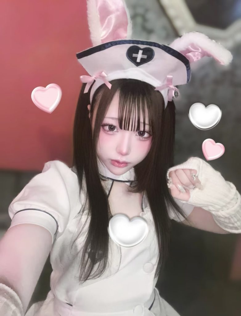 可憐な少女。初めてアルバイトします。学生服を着るのが好き。小柄で白い肌、ピンクの蜜壜