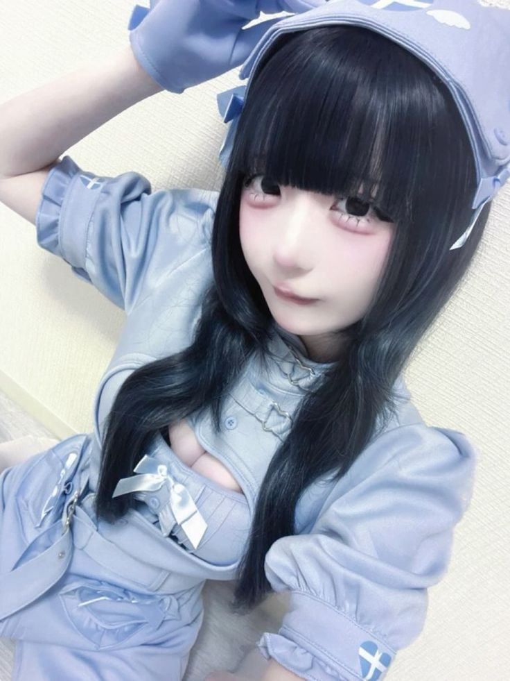 清楚な顔で、濡れるのが止まらない。制服のまま、恥じらいながらも快感に耐えきれず喘ぎ出す。「えっ…こんな子が…？」というギャップが中毒になる。Bカップの胸元に、あなたの指が沈んでいく瞬間を想像して。