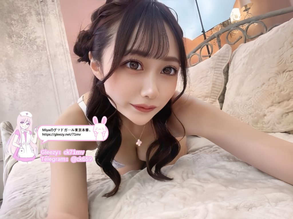 彼女が足の指でパンティをゆっくり脱ぎながら、こう囁いた：「見るだけね、触っちゃダメよ♡」