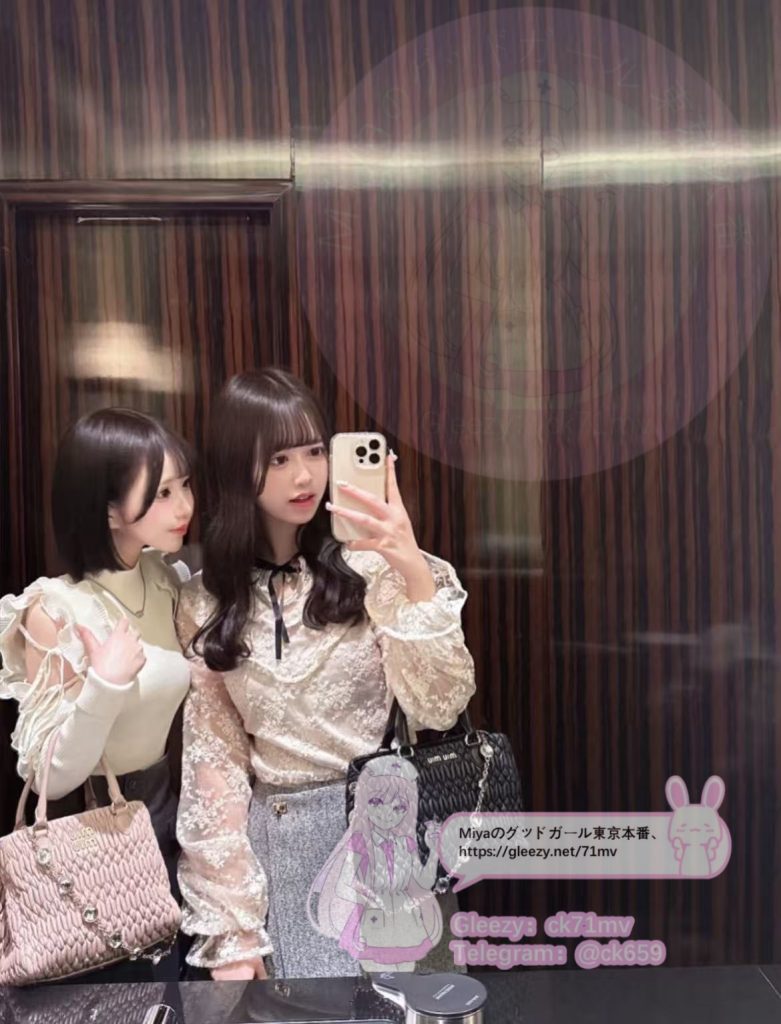 「二人同時に責められるって、どんな気分かな？夜空が上でキスしてる間、小鳥遊が下で舐めてあげる…あなた、すぐに壊れちゃいそうだね？今日は絶対逃がさないよ。」