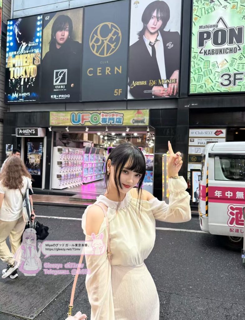 「普段はクールだと思ってる？でもね、あなたに触れられると…私、もうだめ。胸でぎゅっと挟んであげる…パイズリ、好きでしょ？あなたが震えるまで離さない…」
