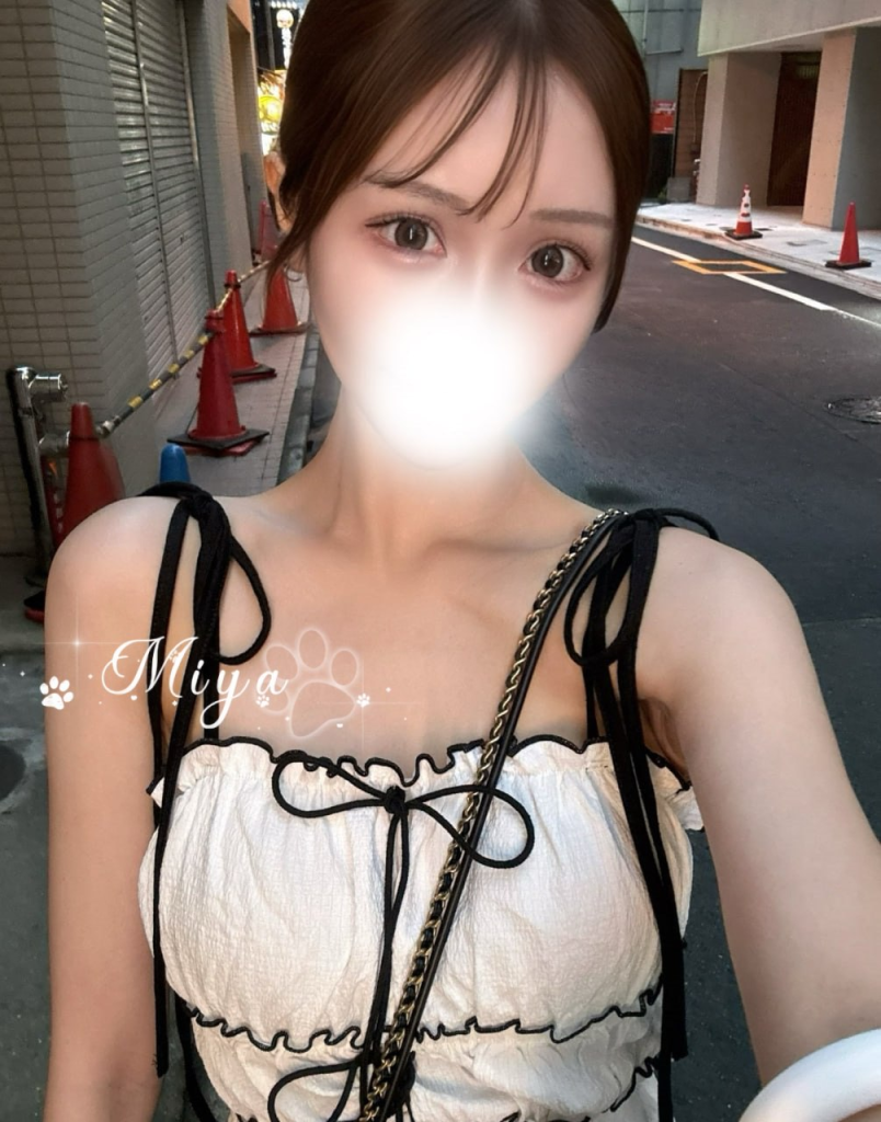 色白ですべすべの肌、セクシーな美脚気品のある顔立ち、声がとても甘い プレイは情熱的で、秘部はピンク色で締まりが良くジューシー