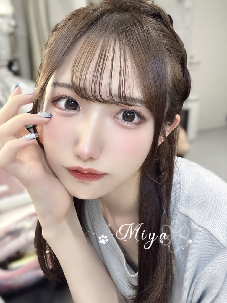 可愛らしく爆乳の秘書タイプで、水も滴るような美しさ。