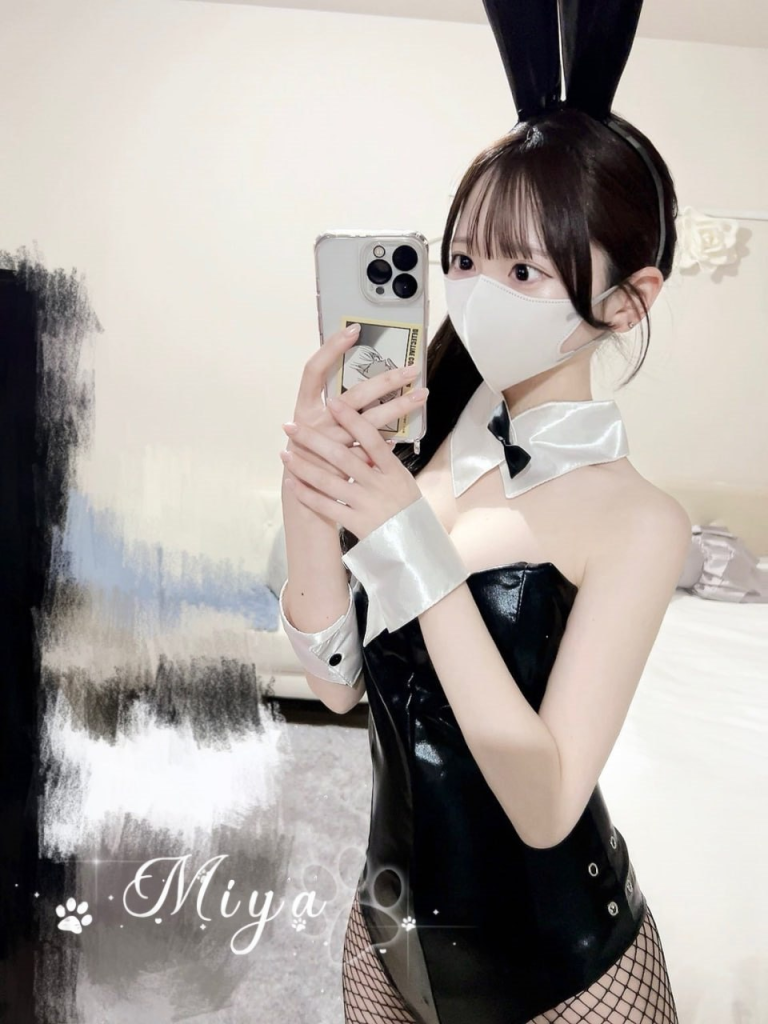 小柄でかわいらしいアシスタントタイプの女の子。とても扱いやすく、甘えた雰囲気が満点で、まるで恋人のような優しさがあります！ベッドではおとなしく従順で、高い協調性を発揮し、あなたを完全にリラックスさせ、最高の快楽の時間を提供します