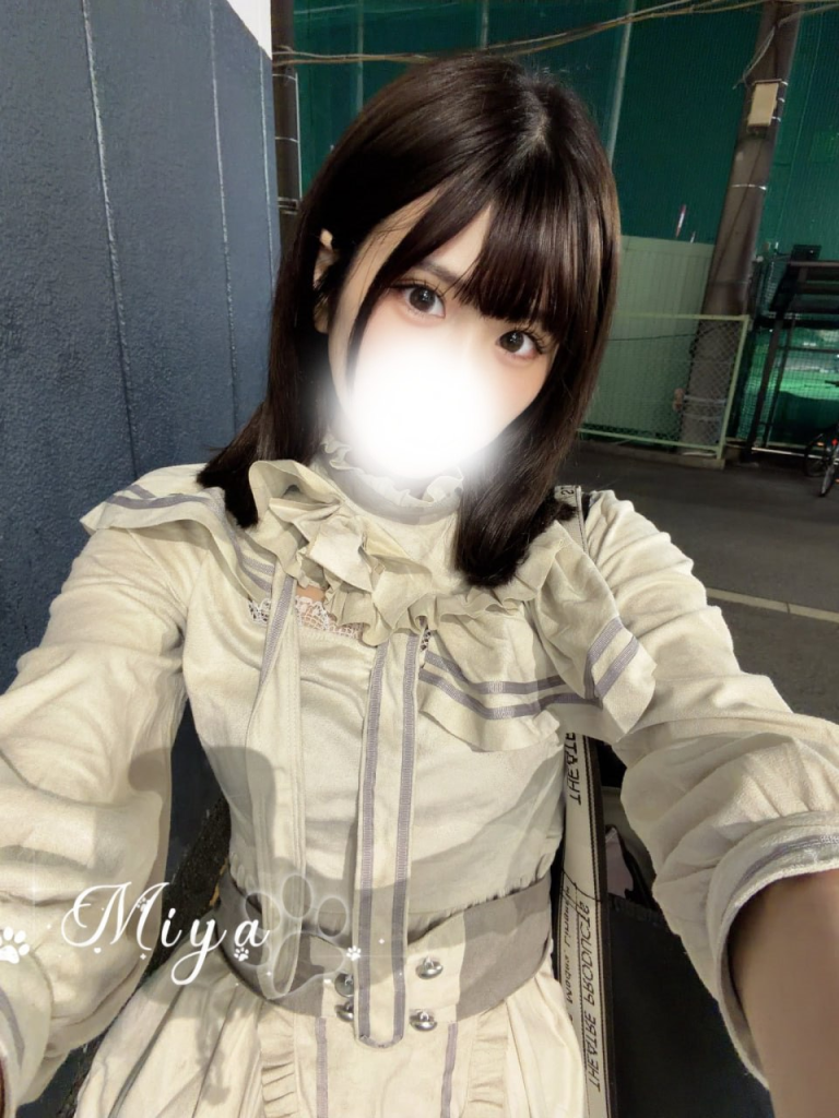 気品あるスリムでセクシーな美脚が魅力的な女性です。淫らで妖艶な雰囲気を持ち、