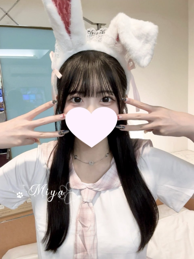 小柄な体型に大きなバストが目を引く、容姿端麗な女性軽度のM気質で、サービス精神旺盛、年上の男性が好き