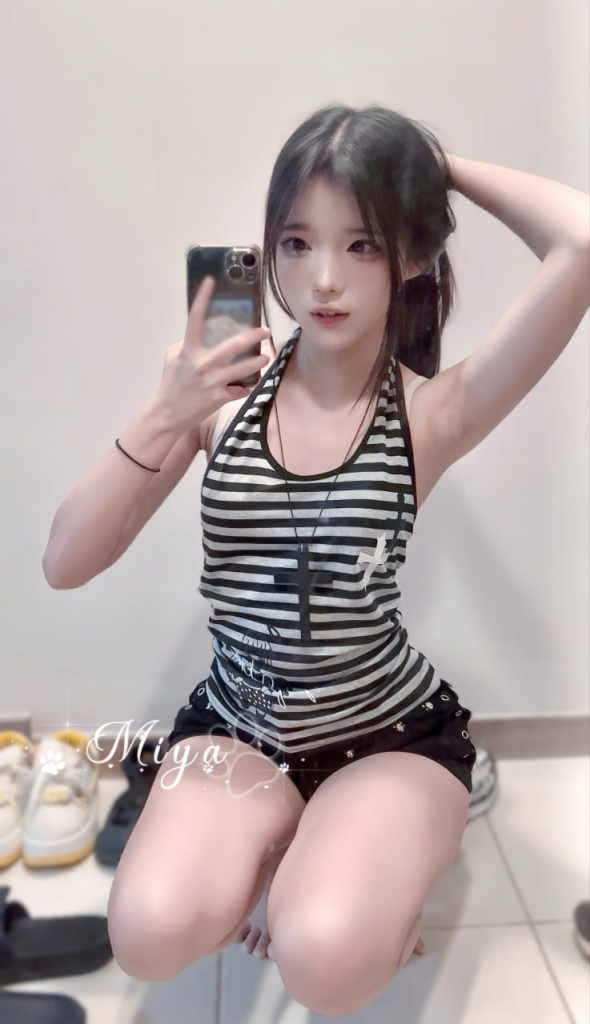 ピンクのギャル 幼くてみずみずしい優しくあなたの肌を愛撫可愛い口元はキスするととても柔らか色っぽい姿で満たして お尻を振りながら甘えてくる