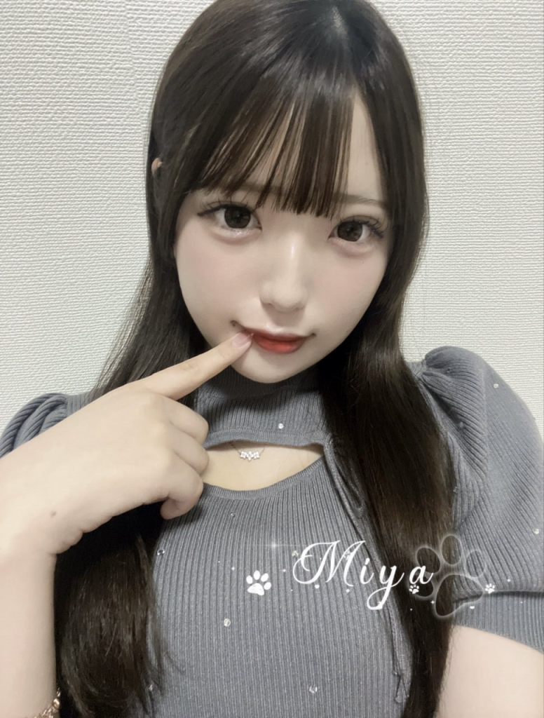 小柄な体型に大胆なバスト、抜群のルックス軽度のM気質でサービス精神旺盛、年上の男性が好きクリ責めとセックスの過程を楽しむのが大好きで、ローターも大好き