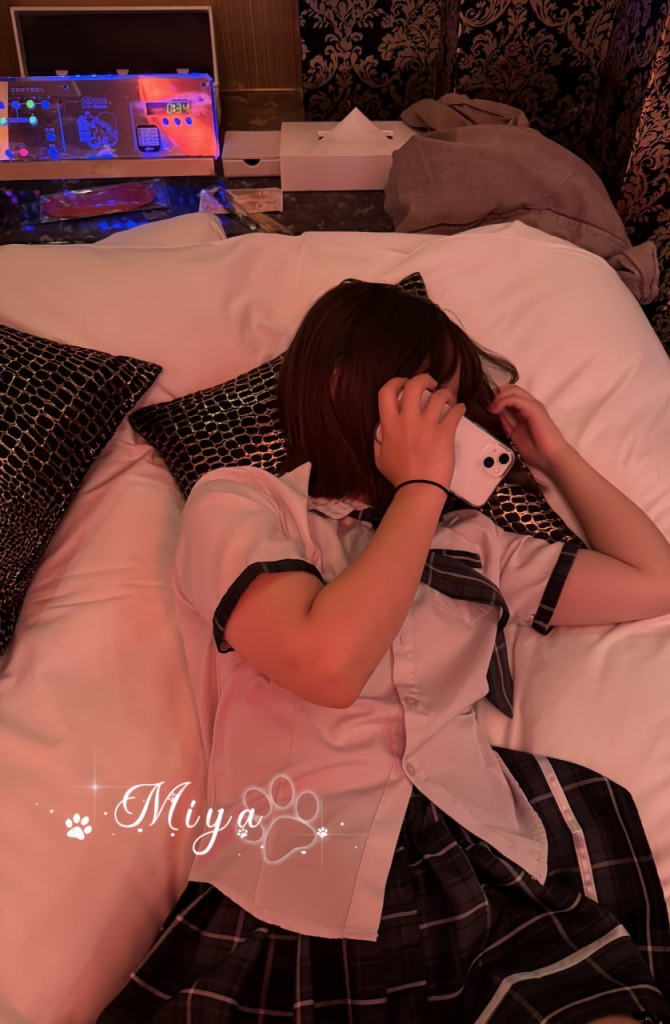 ベッドでは大胆で、いろんな体位で楽しませてくれる美尻が魅力で、バックが特に気持ちいい一緒にシャワー可能、キス可能、電マ可能、クンニ/パイズリ可能