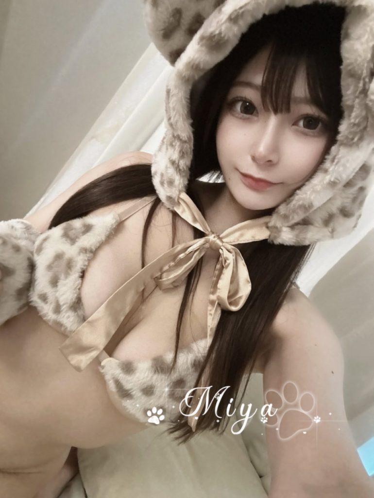 Eカップのバストが揺れる姿は視覚的な楽しみに満ちています。見ているだけで、すぐにでも彼女の上に乗りたくなることでしょう。特筆すべきは、彼女の濡れやすさです。