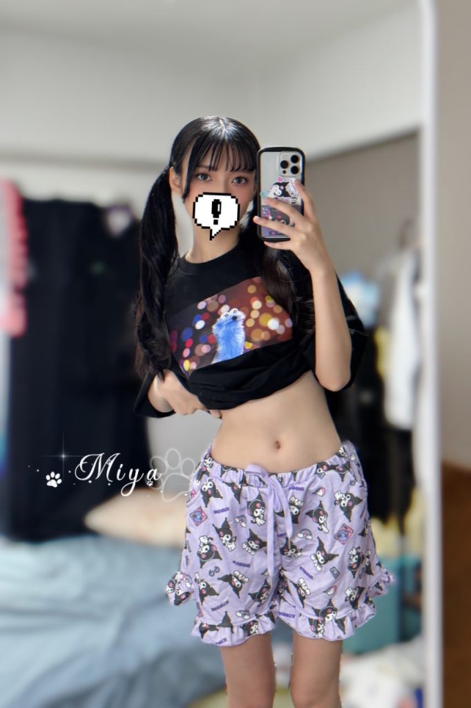 小柄な妖精、目つきが誘惑的で、口元には悪戯な笑み。始まる前から半分は硬くなってしまう