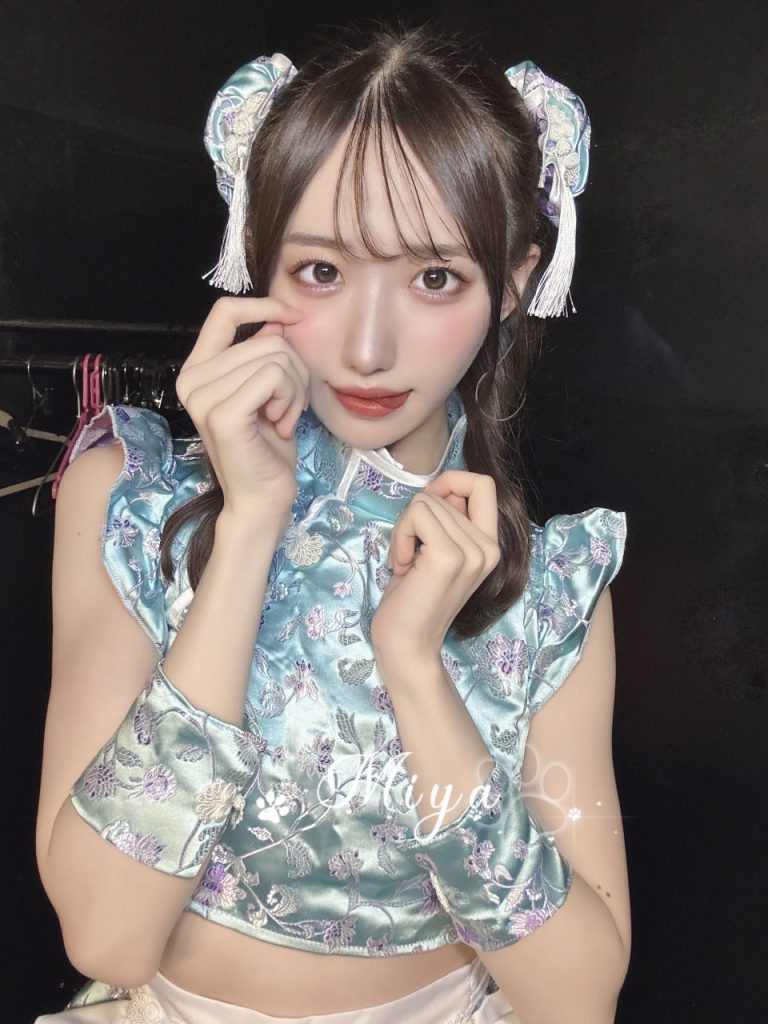 愛らしく爆乳の秘書タイプで、水も滴るような美しさ。スラッとした体型に完璧なプロポーション、全身どこを取っても非の打ちどころがない。大胆なファッションで男性の心を掴むのが得意です