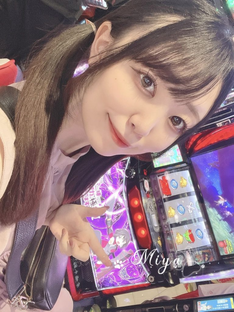 前戯の反応が非常に濡れやすく、感度抜群で、每一瞬が本気の愛を感じさせる彼女の淫らさは、度合いをわきまえているところから来ています