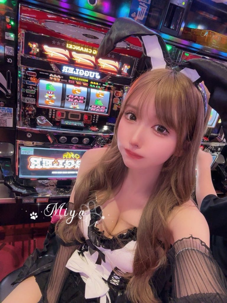 究極の誘惑系小悪魔 スタイル抜群でセクシーポーズ多彩で積極的 遊び心があり大胆美しいバストで柔らかい触り心地