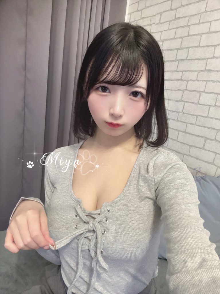 童顔Cカップ 仕事ではおとなしそうに見えるが、プライベートでは寂しがり屋の女の子 Q弾力の美尻 声が甘くてたまらない