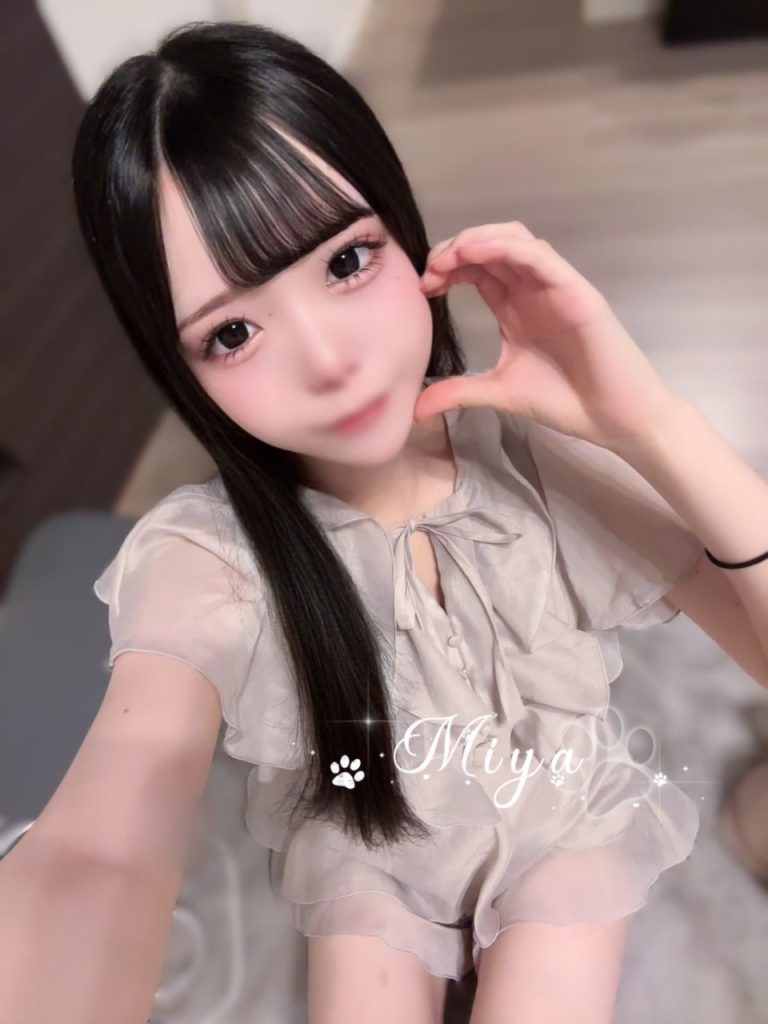 細い腰が高身長の気品を支え、胸とヒップのバランスが絶妙です。ポーズのバリエーションが豊富で、インタラクションが非常に思いやりがあります