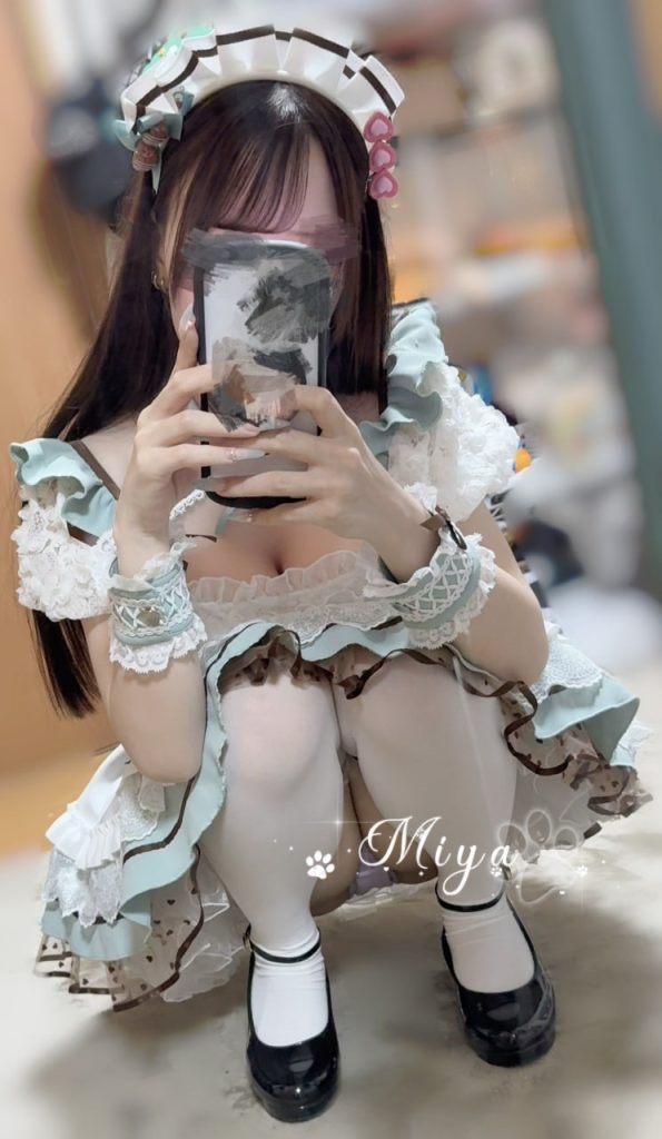 小柄で電車での密着がぴったり目つきが魅惑的で声も柔らかく、集中力を奪われてしまいます