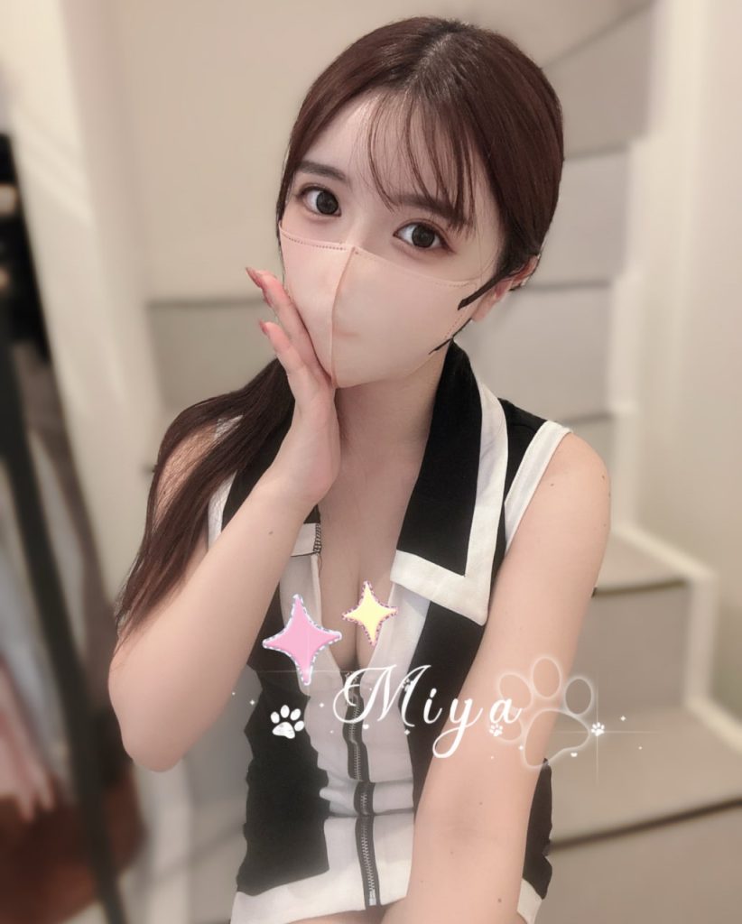 昼間はおとなしい後輩ですが、プライベートではセクシーな下着を着て、膝をついてお兄様が来てくれるのを待っています。アソコはとても敏感で、舐められると我慢できずに全身を締め付け、激しく震えてしまいます