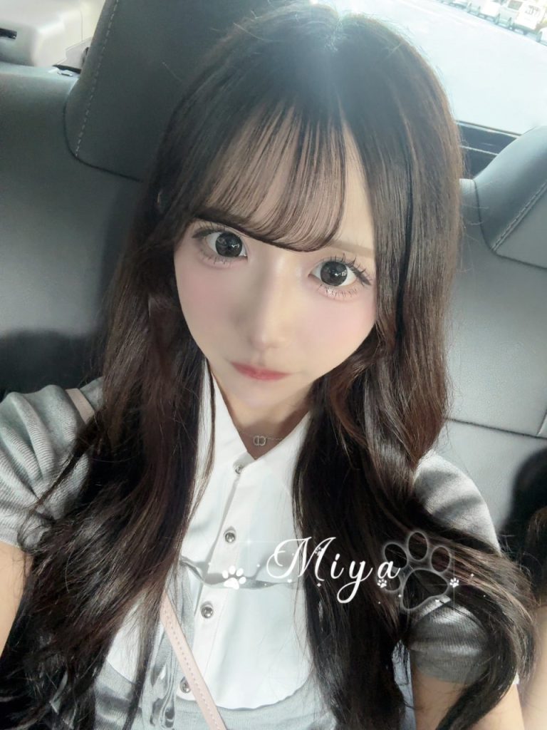 小柄でかわいらしい体型、肌はきめ細かく色白。