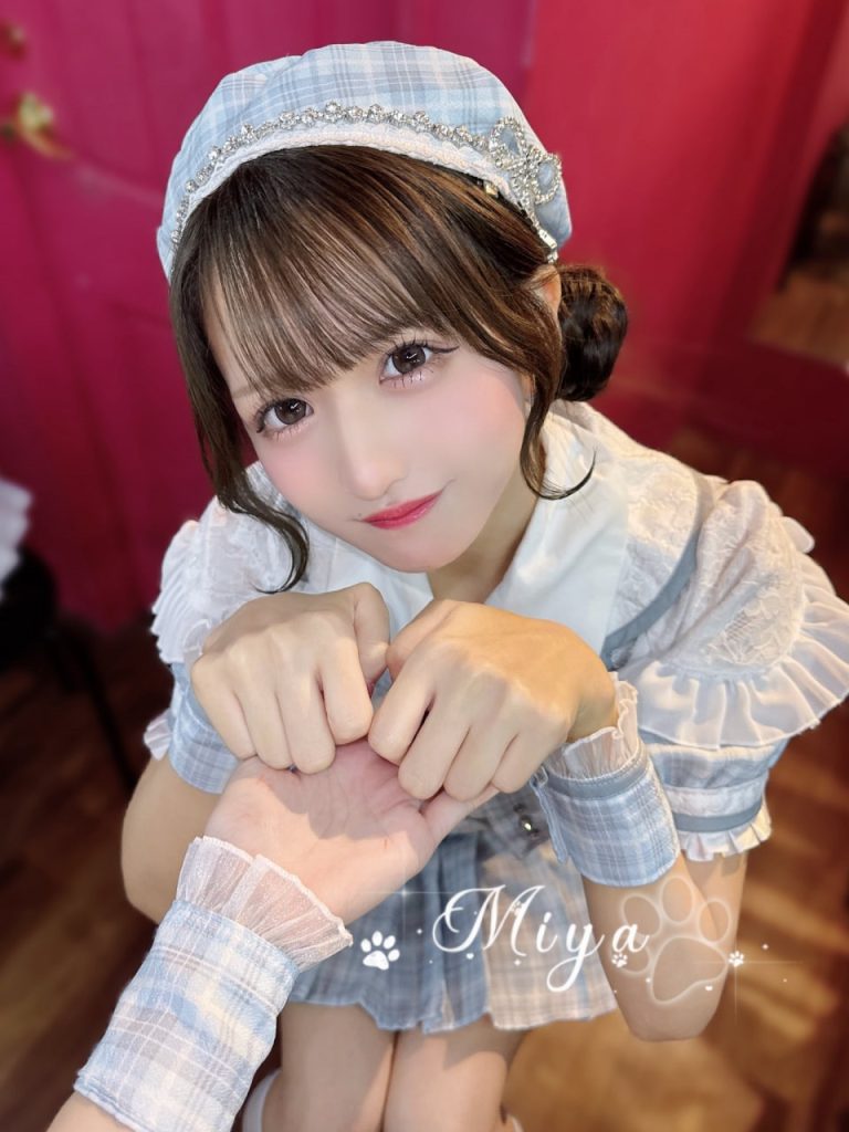 活発な性格で、ベッドの上では特に情熱的とても上手に誘惑し、いやらしい声で甘え、淫らな小さな牝犬