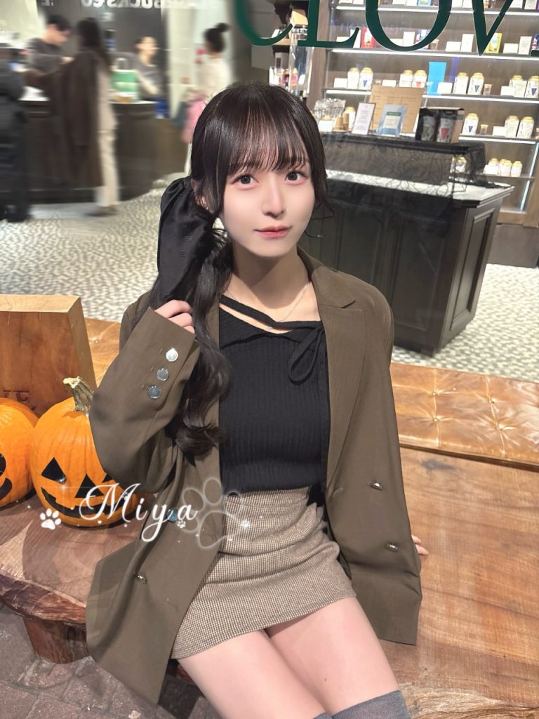 顔立ちは愛らしく可愛らしいが、ベッドの上では別人の彼女彼女は口であなたのDDを優しく包み込み、ゆっくりと刺激を与え続ける