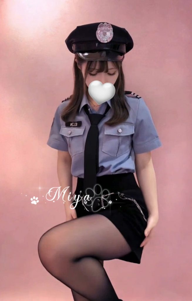 巨乳でお尻が大きく、肌が白い口技が特に得意で、胸は弾力があります