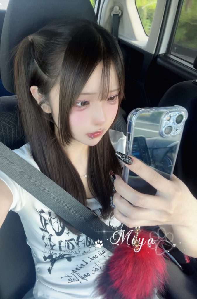 容姿端麗で、巨乳で美脚。色気があり、挑発的で、フェラやクンニが得意で、甘え上手