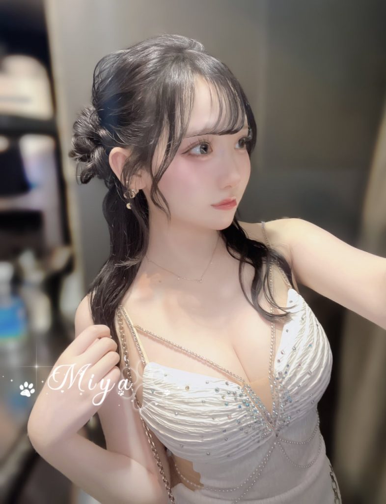 貧嬌で小柄なのに、身体はとても柔らかい大胆で情熱的、ポーズを変えるたびに濡れてしまう超甘えん坊で、ずっとあなたにくっついていたがる