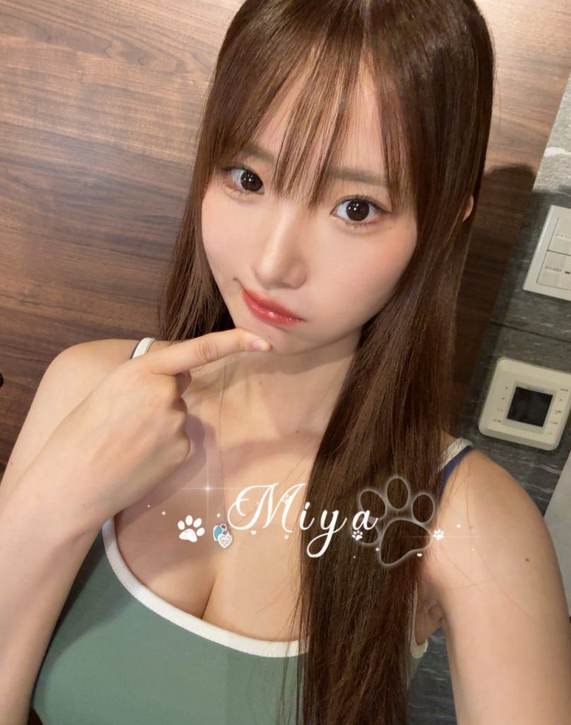 肌は白くて滑らか、バストはピンク色で触り心地抜群とてもかわいくて、彼女のような雰囲気甘え上手で、サービスは細やかで積極的に熱心 下がとても敏感で、触れるだけで濡れ、潮吹きもします