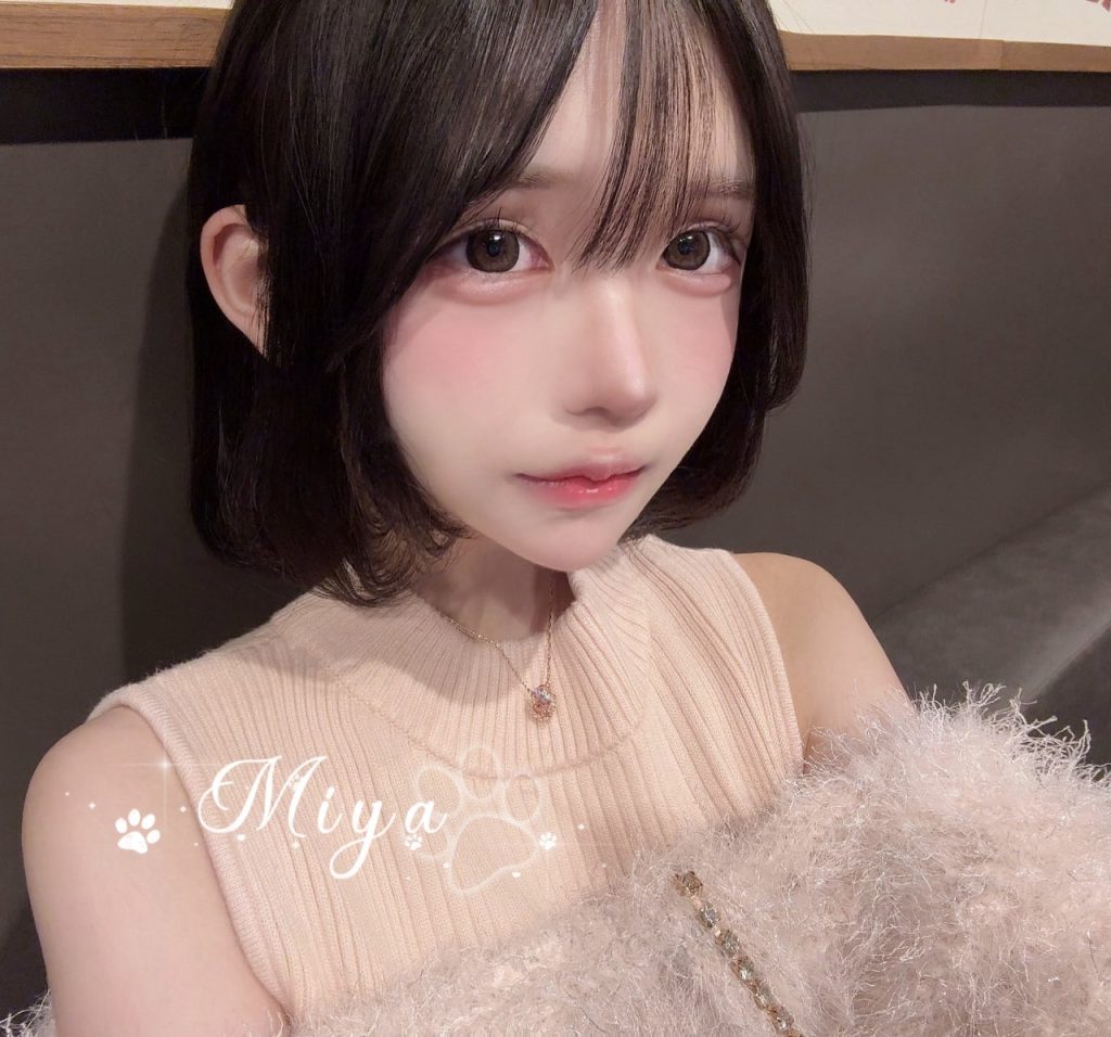 小柄な体型に大きなバスト、新しい男性との出会いを楽しむタイプ。大胆で開放的なプレイが得意で、最高の恋人感覚を味わえます。互动の感覚が最高です