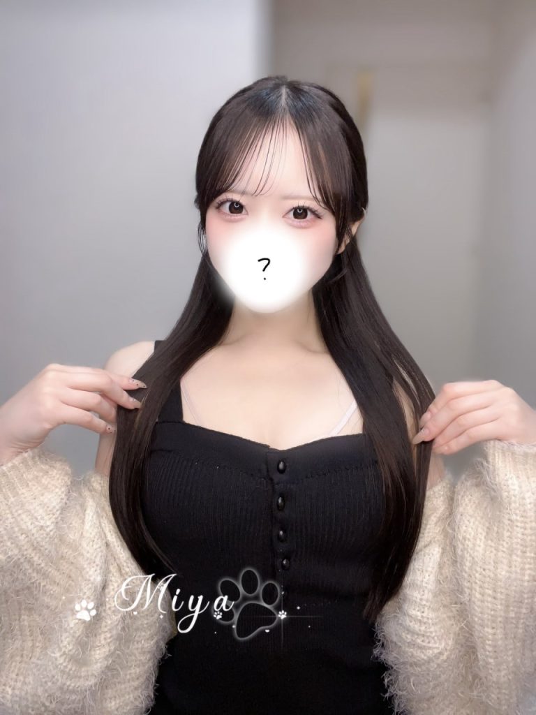 肌は白くて滑らか、バストはピンク色で触り心地抜群とても可愛らしく、彼女感満載甘え上手で、サービスは細やかで積極的、熱心下がとても敏感で、触れるとすぐに濡れ、潮吹きもします