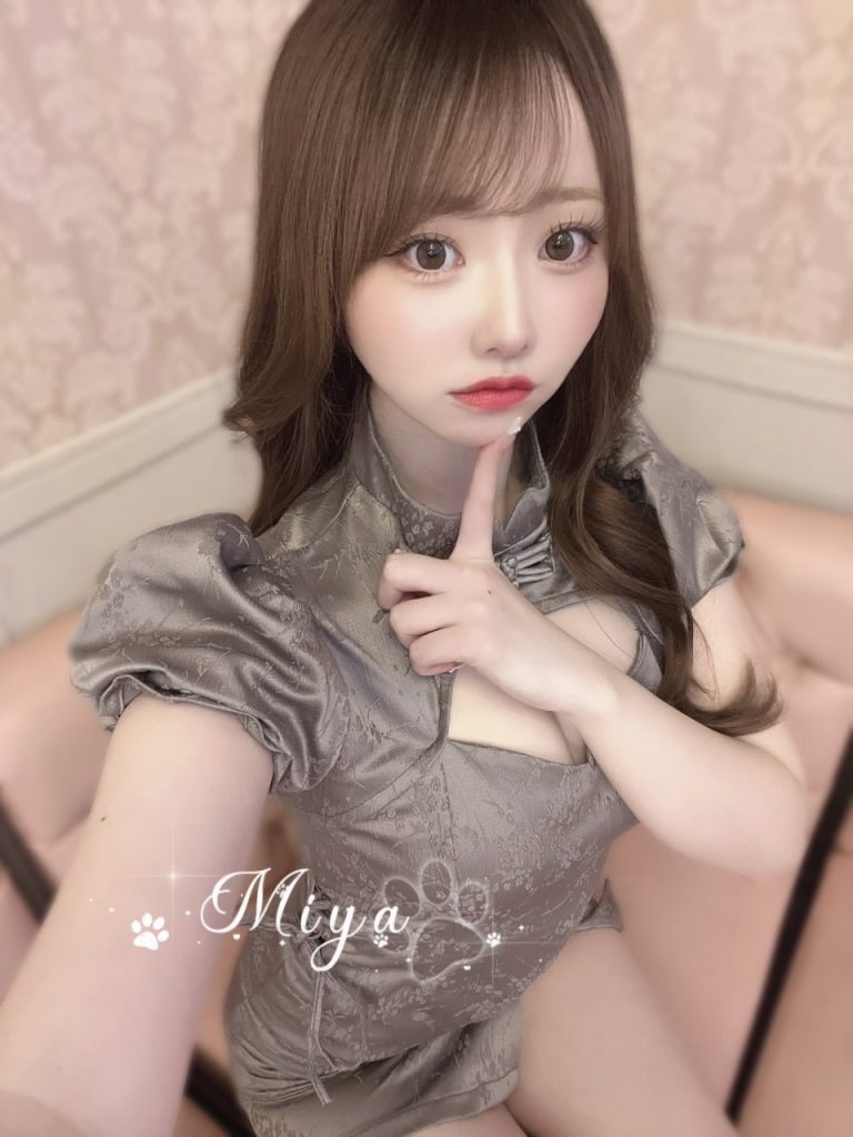 若々しくて優しい性格ベッドでは積極的で、上に乗って腰を振るのが好き非常に協力的で、甘い声、最高の彼女感