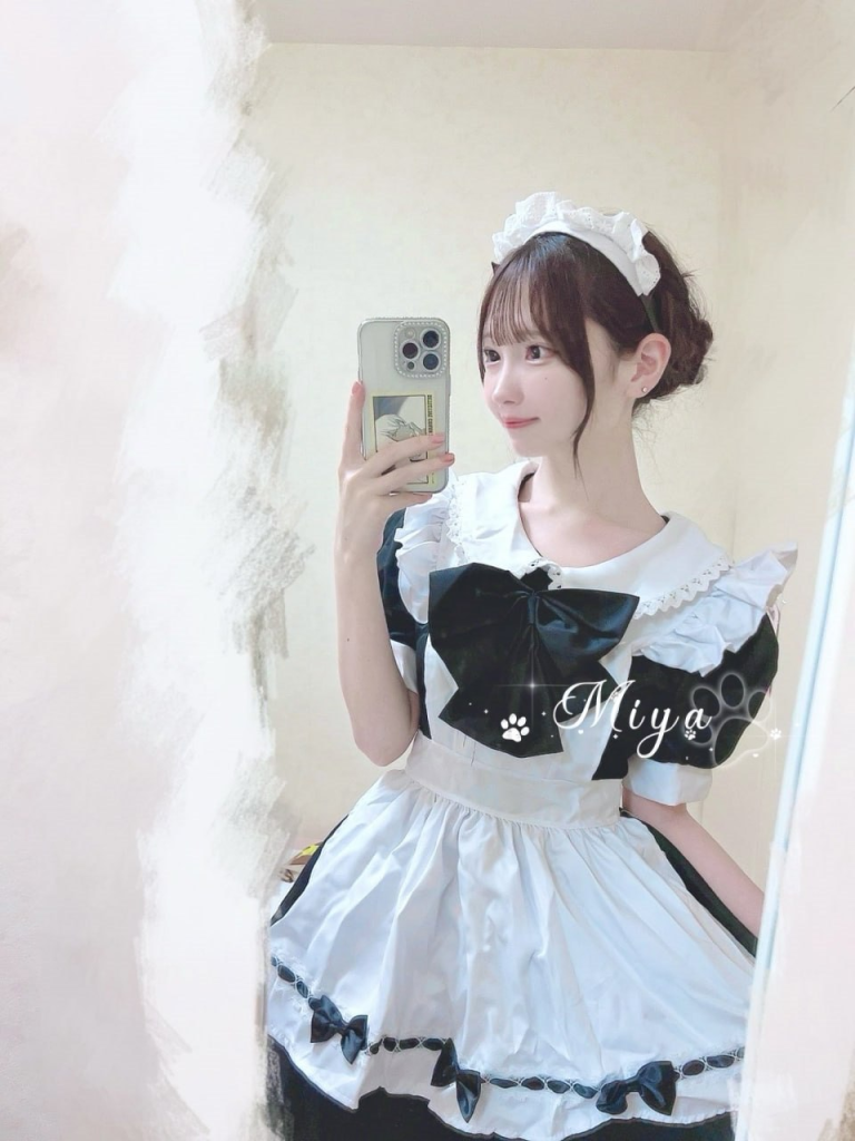 小柄でかわいらしいアシスタントタイプの女の子。とても扱いやすく、甘えた雰囲気が満点で、まるで恋人のような優しさがあります！ベッドではおとなしく従順で、高い協調性を発揮し、あなたを完全にリラックスさせ、最高の快楽の時間を提供します