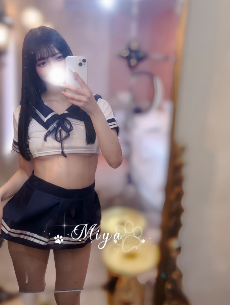 肌は白く、胸は丸くて張りがあり、秘部はピンク色で締まりが良く、潤沢巨乳で肌が白く、サービスは細部にまで気を配るコミュニケーションが良く、時間をかけて付き合ってくれる、フェラの技術は素晴らしい潤沢でベッドでのサービスが積極的に挑発的