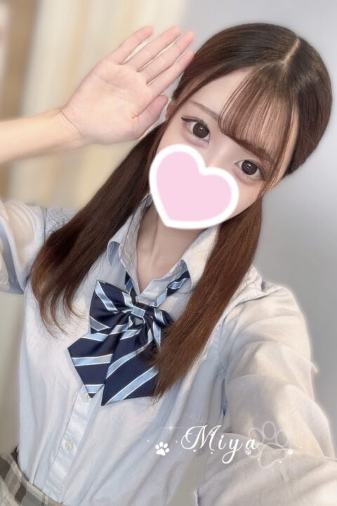 自然で純真な妹系タイプ、扱いやすいです。性欲が強く、よく自分でアソコを触っています。アソコが超敏感で、潮吹きします