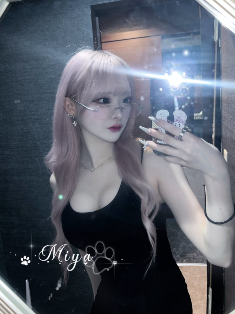 ベッドではお客様を巧みに挑発し、舐めたり吸ったりするのが得意コストパフォーマンスが高く、会話も弾み、大胆で遊び心があり、彼女のような雰囲気を味わえます