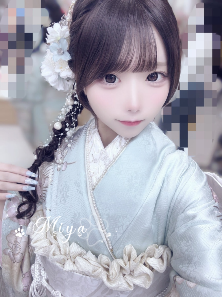 肌は白くて滑らか、スタイルも抜群で均整が取れています。プレイではとても大胆で、ギャップが魅力です