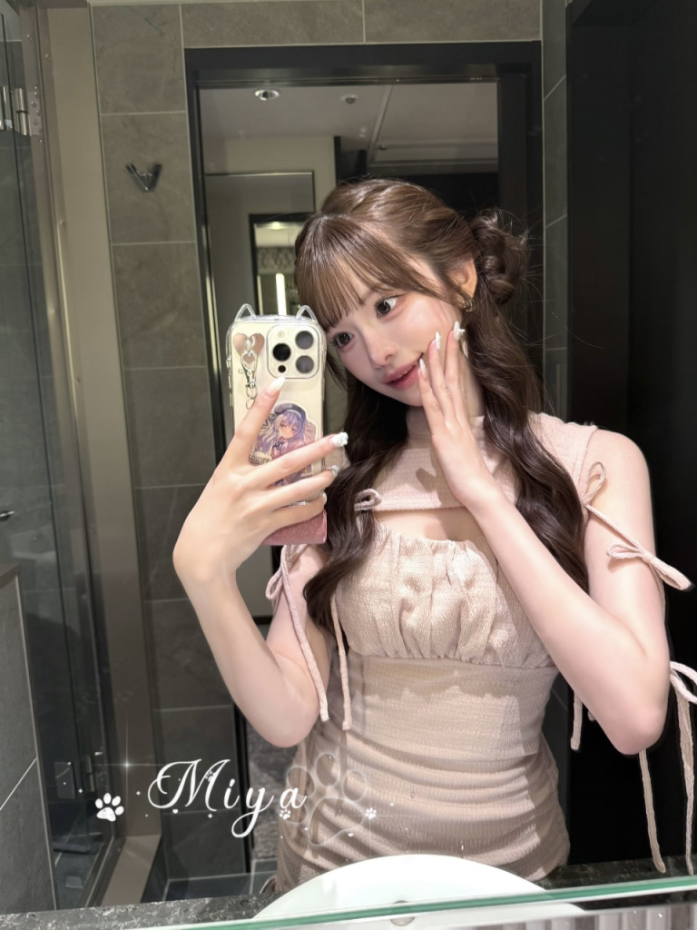 白皙の美少女で、顔立ちは清純、純粋な欲望と狂気を秘めています。技術は一流で、大胆なスケール感を持ち、美脚と細いウエストも兼ね備えています