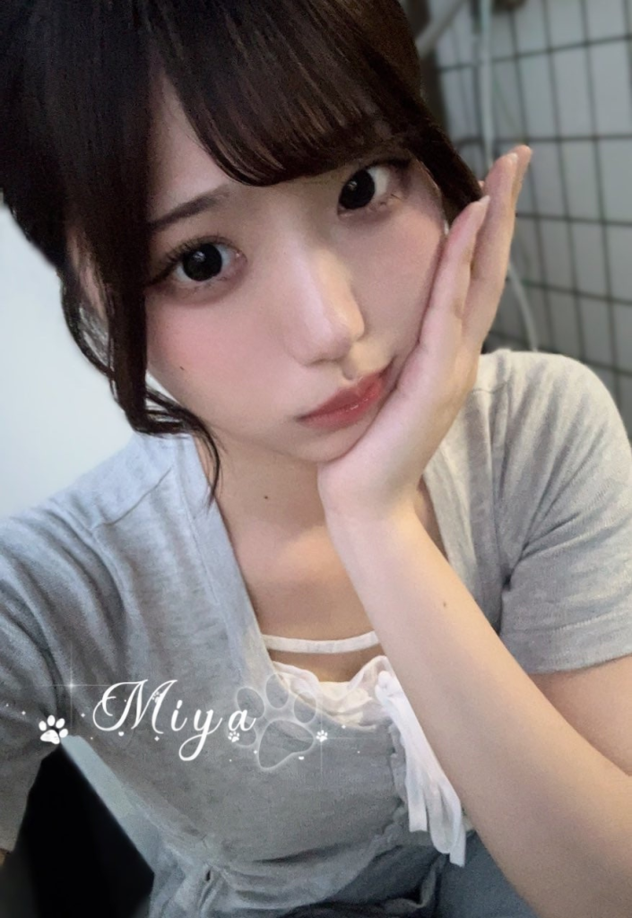 後入れ挿入で彼女を喘がせ続けるスタイル抜群で腰振りも◎ ベッドでは冷めない深喉フェラテク一流 口内発射で満足保証