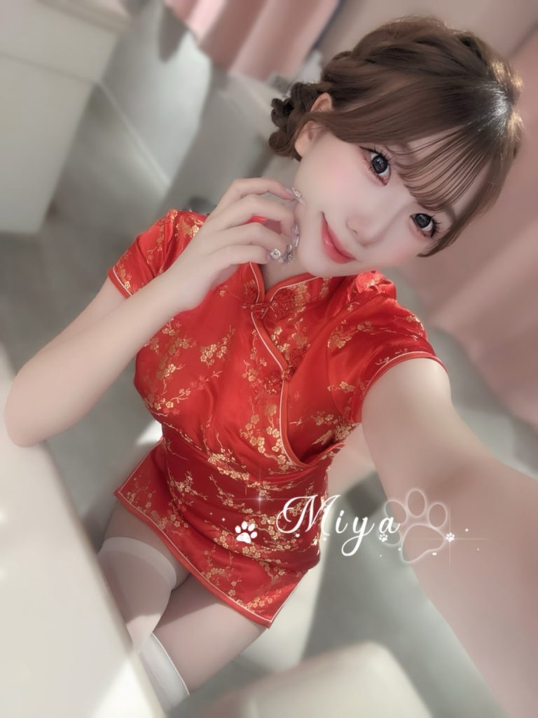 身体の柔軟性が高いです普段は清純でおとなしい姿から、彼女が脚を開いて他人に若々しい秘所を弄ばせたり、見知らぬ男性の前で棒を舐めたりする姿は想像しにくいです