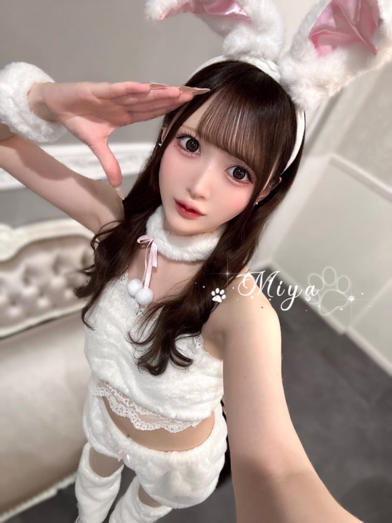 小柄で扱いやすく、A4ウエストに本物のDカップ、AV女優並みの淫乱度無料で黒ストッキングプレゼント　愛情不足で性欲が非常に強い