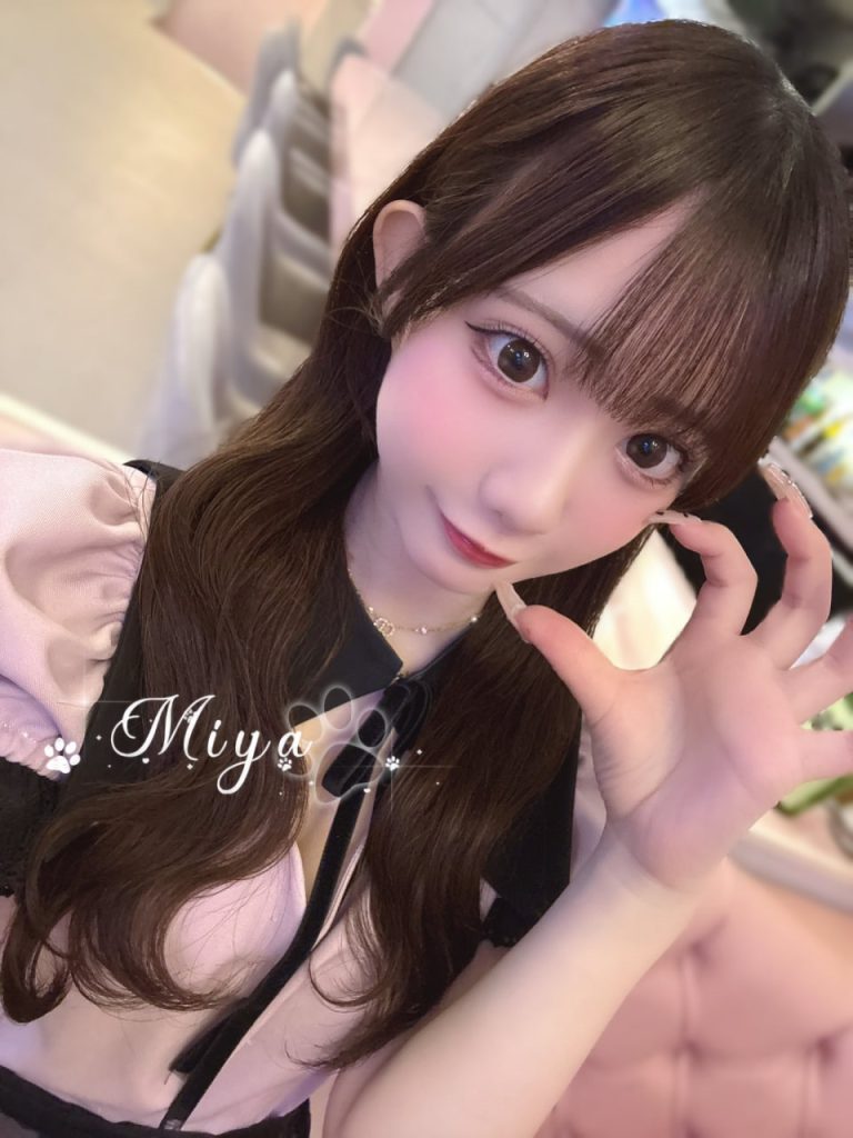 積極的に攻めるタイプで、挑発的に誘惑しますゴムなしフェラが得意で、ディープスロートも可能。誘惑度100%