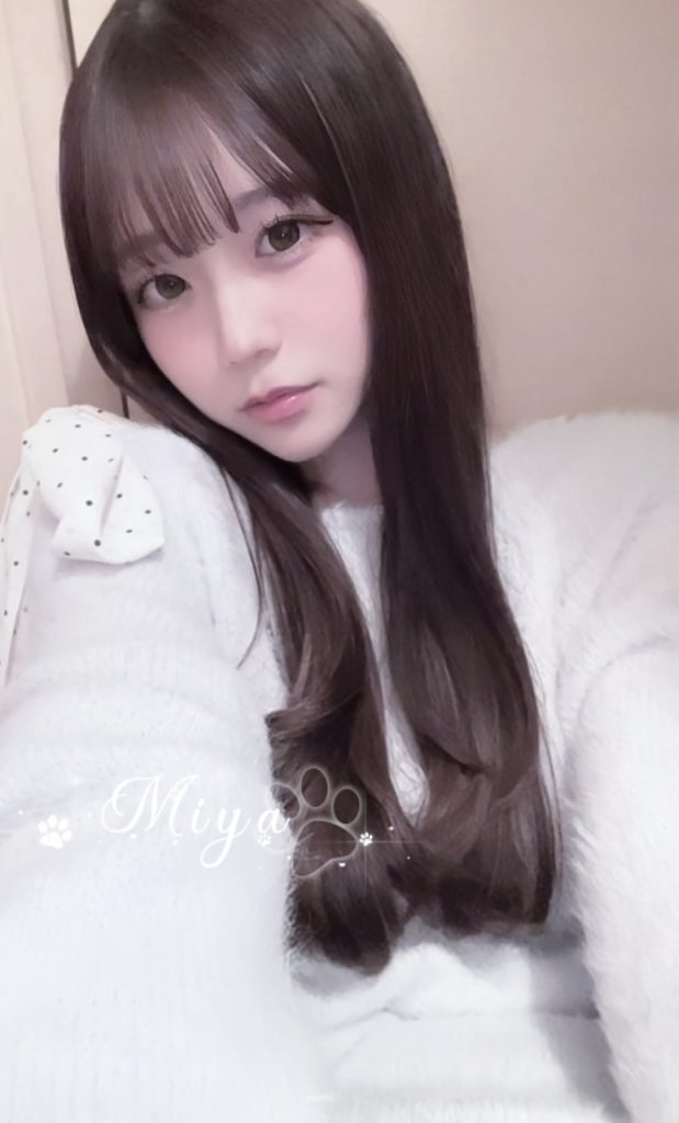 小柄な体型にFカップのバスト、ギャップ萌えで強い保護欲を刺激従順で素直、情熱的でスタミナ抜群潮吹きが激しく、声が色っぽい