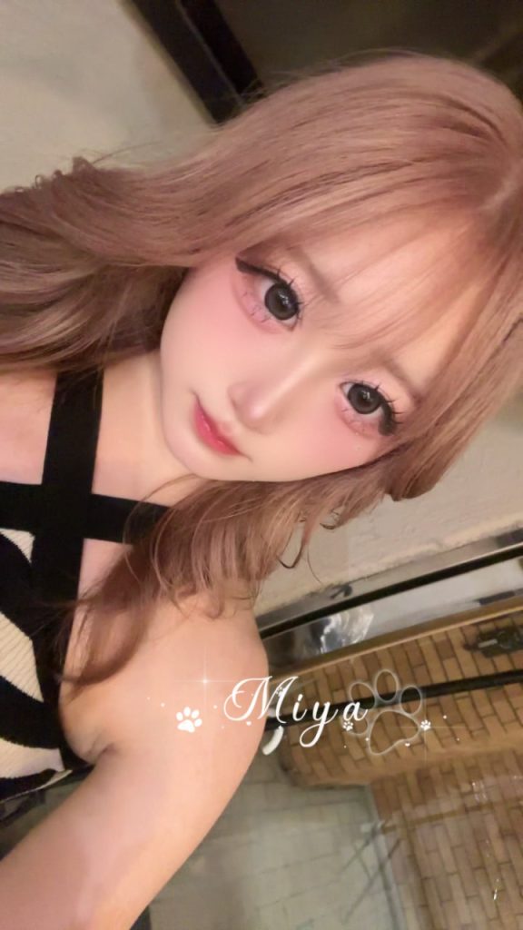 肌は白くてぷるぷる、スタイル抜群のロリ系内面もピンク色、フェラは喉の奥までLGや69も可能、テクニックは一流で、お客様を積極的に誘惑します