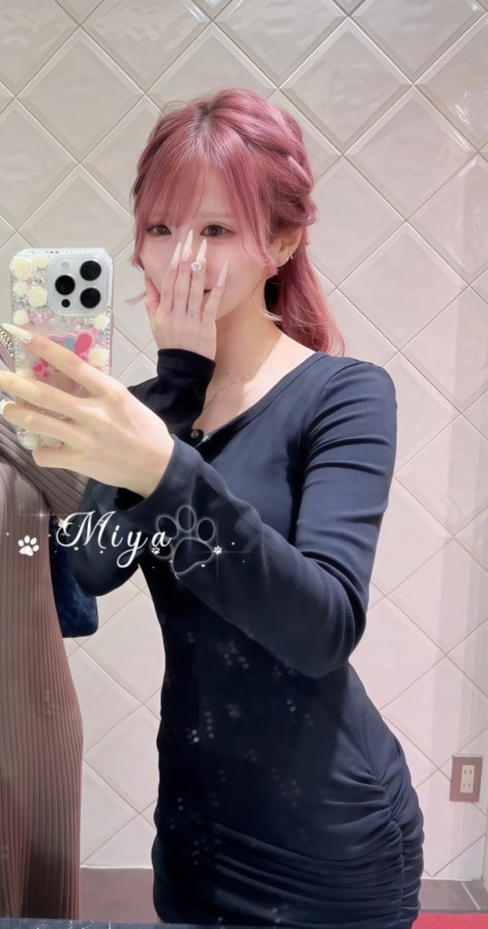 積極的にしゃがんでフェラチオ、口技がすごい欲望が強く、一度に願望を満たす、ベッドテクニックが良いプレイの範囲が広く、絶対に足がガクガクになるまで遊べる