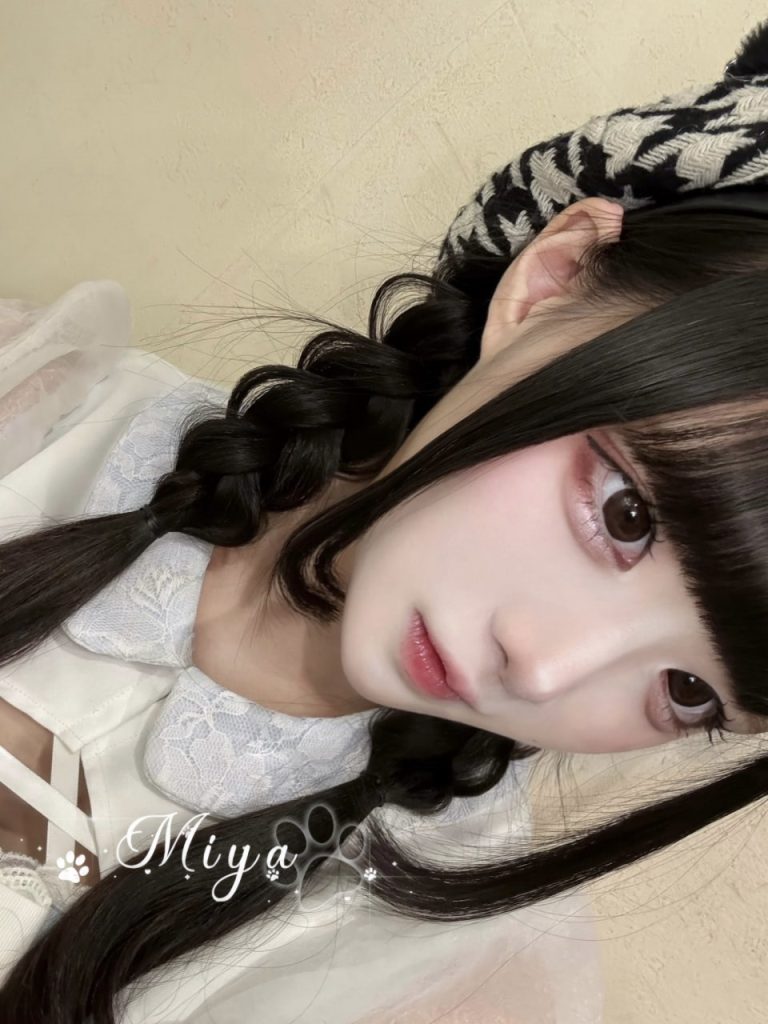 美乳と美脚が目を引く 清純で可愛らしいサービスに急かされず、礼儀正しく、甘えてくる全体的に彼女のような雰囲気✨下が敏感で、挿入するとぬるぬるして気持ちいい