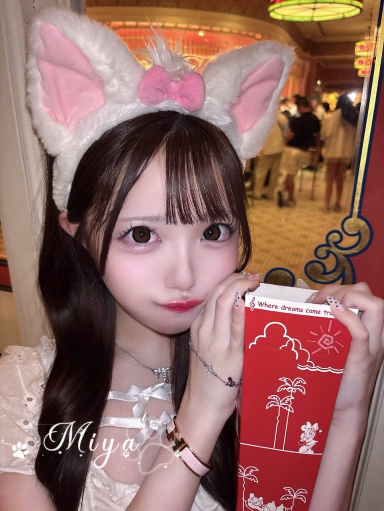 今日はGカップのおっぱいを思う存分楽しめます。とびきりセクシーで、最高にエッチな時間を。女性上位での揺れ、69、ごっくん、口内発射、パイズリ、顔射。バックからの騎乗位で、彼女のボディを全方位から堪能すれば、その魅力がわかります